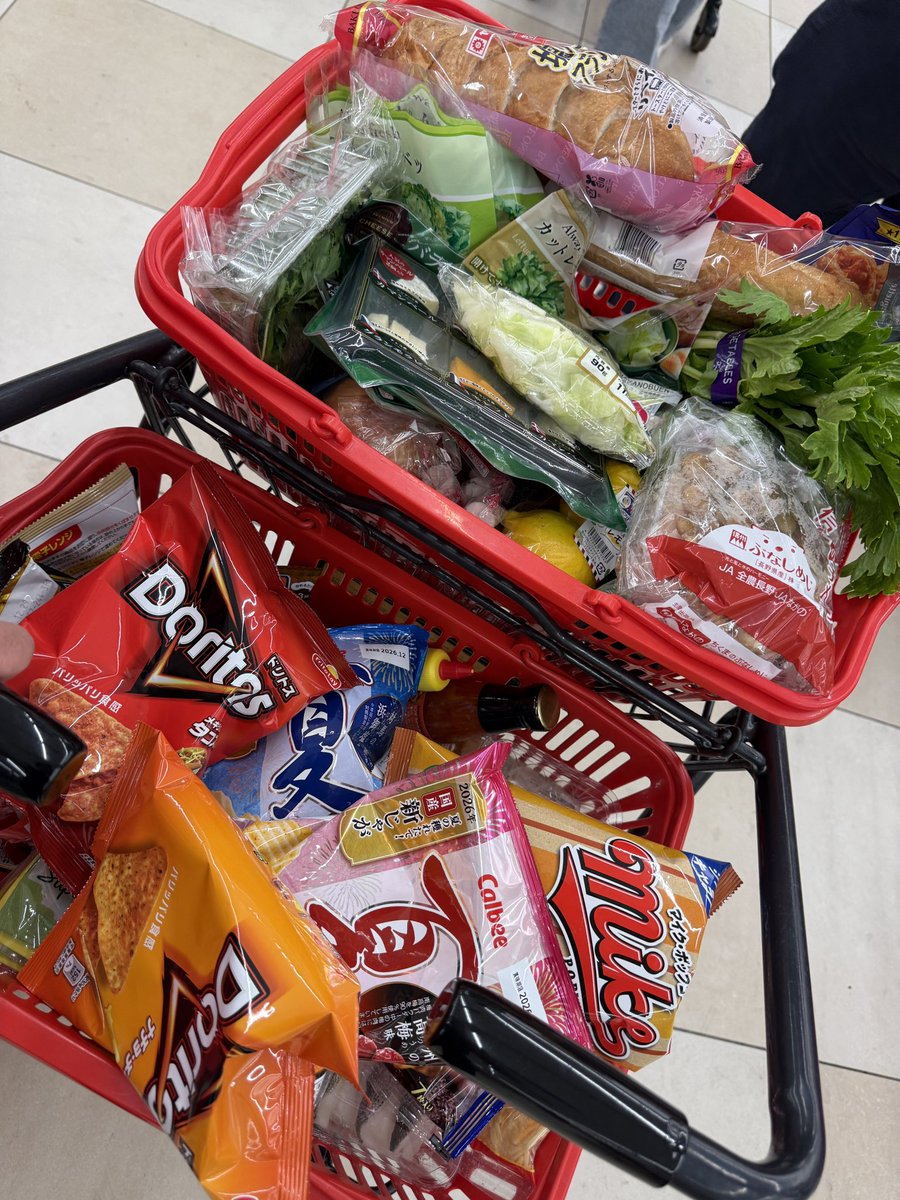 RyoheiAsahi's tweet photo. キャンプ🏕️の買い出しなう〜😍♥️✨
身長のデカいよく食べる兄さんと
筋肉のデカいよく食べる🐏さんが
いるから、もはや業者の仕入れ🚚w https://t.co/6FAnkWRrP4