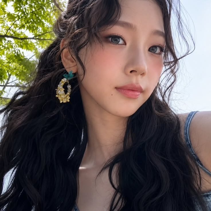secrethazie's tweet photo. honeybee https://t.co/FWe3wnedBt