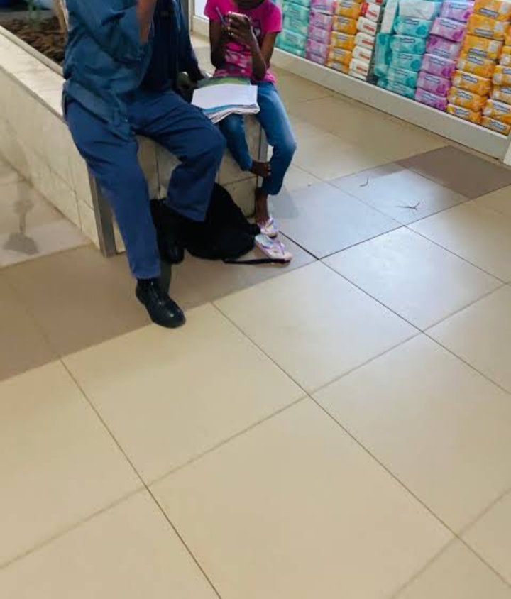 Trevor_sidogi's tweet photo. Present father's are heroes ❤️ 

This is the father who went to the mall with his daughter so that she can search for free wifi inorder for her to write her school assessment.

👏🏽 https://t.co/lBDrPMqLJH