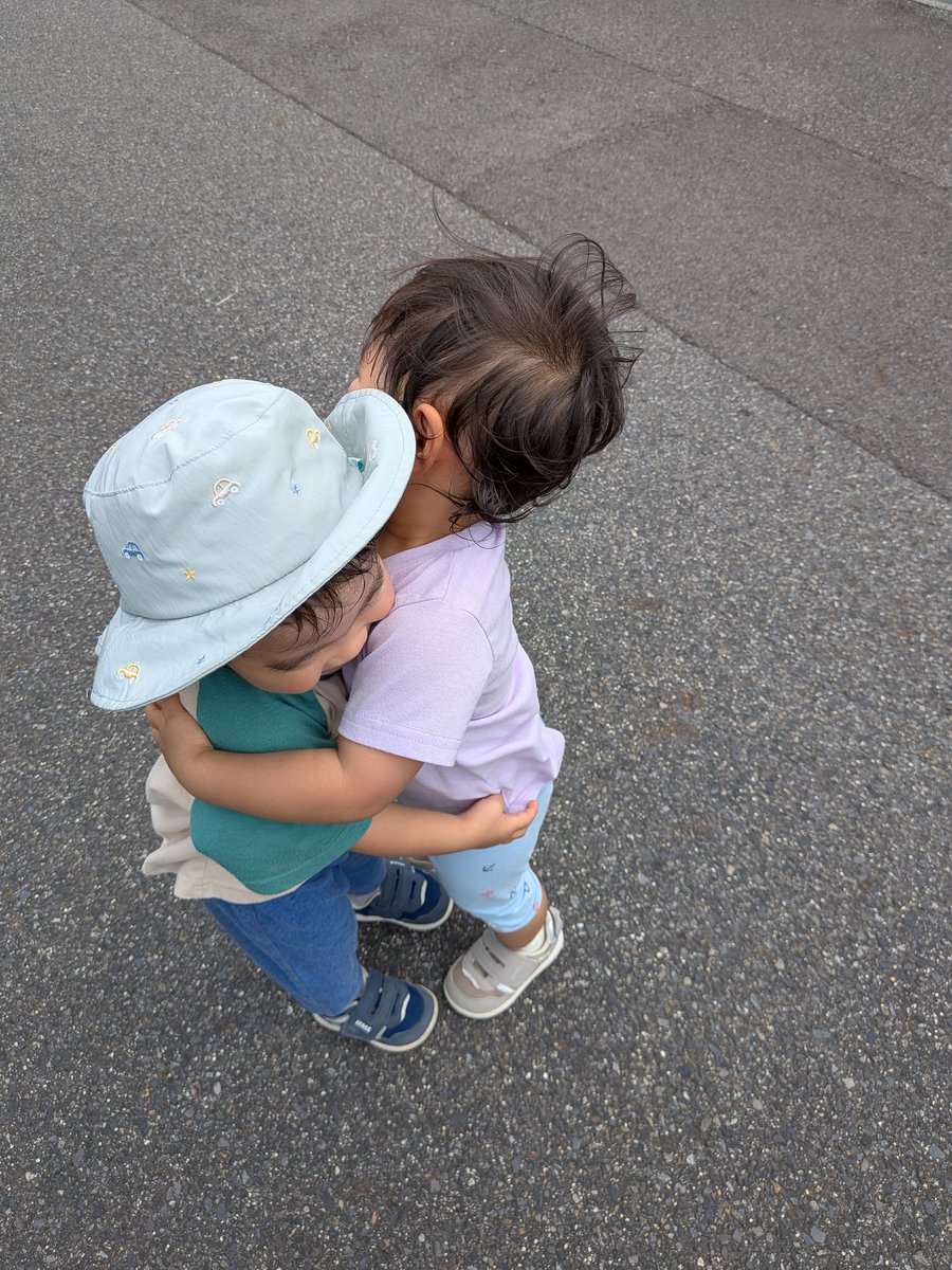f_nakanohitoo's tweet photo. 道端で抱き合う双子をご覧ください。 https://t.co/mq90g1UK2s