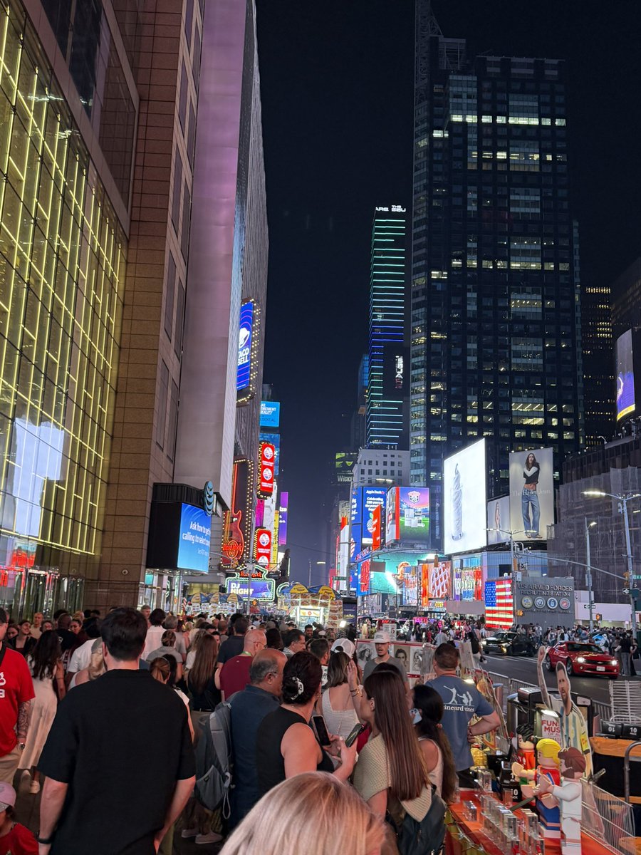 DHunt608's tweet photo. New York City on a Friday night is a spiritual experience 🗽 https://t.co/penTdh8krF