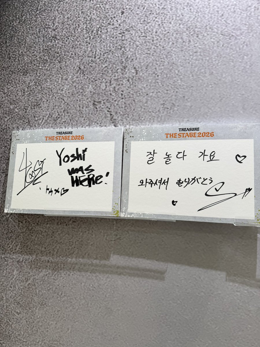 yg_treasure_jp's tweet photo. [💎] 
  
🫧🍉┈┈┈┈┈┈┈┈┈┈
𝙏𝙍𝙀𝘼𝙎𝙐𝙍𝙀 𝙏𝙃𝙀 𝙎𝙏𝘼𝙂𝙀 𝟮𝟬𝟮𝟲
𝙉𝙀𝙒 𝙒𝘼𝙑 : 𝙇𝙄𝙑𝙀 𝙄𝙉 𝙅𝘼𝙋𝘼𝙉
𝙋𝙊𝙋-𝙐𝙋 𝙎𝙏𝙊𝙍𝙀
┈┈┈┈┈┈┈┈┈┈🏖🩵

いよいよ本日からKアリーナ公演スタート✨

神奈川会場に #SOJUNGHWAN
神戸会場に #YOSHI
のサインやメッセージを掲示中！

さらに、神奈川会場でも二人の直筆サイン入りグッズがカプセルトイでGETできます🌟

メンバーミッションもぜひチャレンジしてくださいね🎶

🔗POP-UP STOREの詳細はこちら
https://t.co/NjbMUwulQv
  
#TREASURE #트레저 #トレジャー #YG