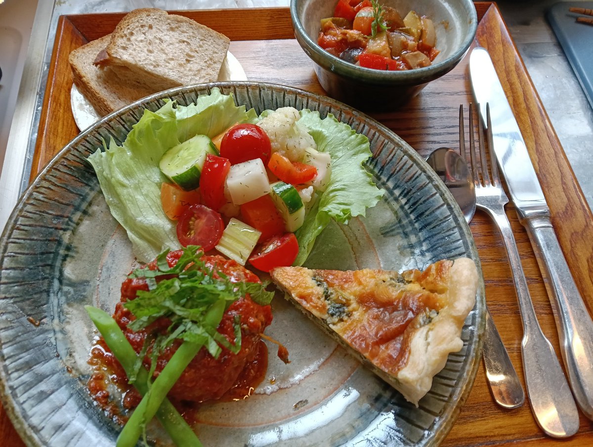 fumhis's tweet photo. 7/19(日)普の日は営業時間が15:00〜です！
「キッシュ＆ハンバーグプレート」をご用意しています！お待ちしています☺

とにかく暑いです💦 水分をこまめに摂取して熱中症に気を付けてお過ごし下さい🍀 https://t.co/axsMvVSBtQ