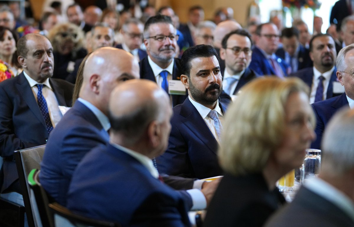 IraqiPMO's tweet photo. رعى رئيس مجلس الوزراء السيد علي فالح الزيدي، مساء أمسِ الجمعة بتوقيت بغداد، توقيع (48) اتفاقاً ومذكرة تفاهم وتعاون وإعلان شراكة، بين مختلف القطاعات العامة والخاصة في العراق والولايات المتحدة الأمريكية، بما يؤسس لمسار واضح من التعاون الاقتصادي والمالي بين البلدين، وينتقل بالعلاقة إلى مستوى متقدم من التبادل الذي يصبّ في مصلحة الطرفين.

وتضمنت الاتفاقات ومذكرات التفاهم، تعاوناً وشراكة بين وزارتي النفط والكهرباء وشركاتهما وباقي القطاعات الحكومية، وكل من؛ شركة أيكسون موبيل، وشركة كي بي آر، وشركة جي إي فيرنوفا، وشركة شيل، وشركة هاليبرتون، وكذلك اتفاق للتعاون وإدخال الخدمة بين ستارلنك وهيئة الإعلام والاتصالات، واتفاق للتعاون مع شركة هاليبرتون، 

كما تضمنت الاتفاقات الموقعة بين الجانبين، مذكرة للتفاهم بين كيزلايت للتكنولوجيا والقطاع الخاص العراقي، وكذلك شركة بيبسيكو، وعدد من الشركات لما يتعلق بمد خطوط الأنابيب النفطية الناقلة إلى بانياس على البحر الابيض المتوسط، واتفاقيات للشراكة في مجال التعليم، واتفاقيات بين القطاع الخاص في مجال التوريد وصنع الأدوية.

واشتملت الاتفاقات ومذكرات التفاهم مع شركتي كي بي آر/ KBR، و يو أو بي/UOP، ومع شركة بولاريس، وجمعية مهندسي الطاقة/ AEE، وشركة PPTA الرائدة في مجال الشبكات الإلكترونية، واتفاقيتين مع شركة فريتو لاي لتطوير القطاع الزراعي، والشراكة مع شركات متخصصة في المجال الزراعي والتجاري والصناعي.