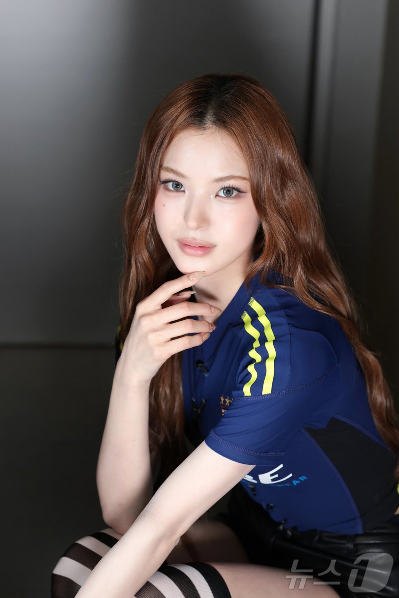 maiicookiie's tweet photo. 마이 "'아이랜드' 보고 K팝 아이돌 꿈꿔…이즈나는 운명" [물 건너온 아이돌]①

🔗 https://t.co/9Iw3na642F

"고교 졸업 후 연습생 시작, 도전에 늦은 시기라는 건 없으니까요."

일본에서 100명이 넘게 속한 댄스 동아리 리더로 활동하던 마이는 "K팝 가수에 도전해 보라"는 지인들의 추천과 엠넷 '아이랜드' 시청 후 생긴 무대에 대한 갈망으로 한국에서 연습생을 시작했다. 마이가 고등학교까지 졸업한 후, 한국 나이로는 20살이 넘었던 시기다. 연습생을 시작하기에는 다소 늦은 나이였지만, 마이는 "도전에 늦었다는 건 없다고 생각했고 해보지 않으면 평생 후회할 것 같았다"고 말한다.

일본 요코하마에서 태어난 마이는 고교 재학 시절 카페, 음식점, 옷 가게 등 다양한 곳에서 아르바이트 경험도 했다. 학업, 아르바이트, 댄스 동아리 활동 등으로 학창 시절을 온전히 보낸 마이는 자신이 겪은 '사회생활'이 힘든 연습생 기간과 외로움을 견디게 해준 무기라고 밝혔다.