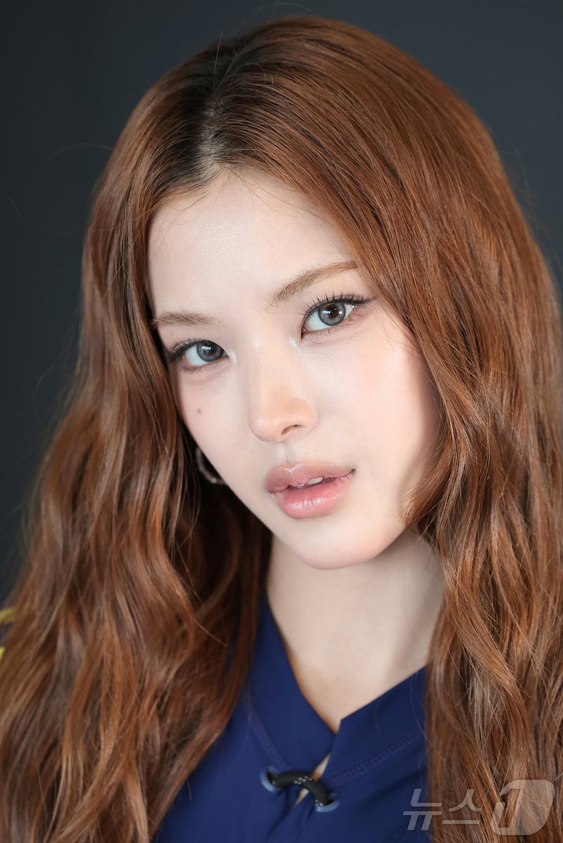 maiicookiie's tweet photo. 마이 "'아이랜드' 보고 K팝 아이돌 꿈꿔…이즈나는 운명" [물 건너온 아이돌]①

🔗 https://t.co/9Iw3na642F

"고교 졸업 후 연습생 시작, 도전에 늦은 시기라는 건 없으니까요."

일본에서 100명이 넘게 속한 댄스 동아리 리더로 활동하던 마이는 "K팝 가수에 도전해 보라"는 지인들의 추천과 엠넷 '아이랜드' 시청 후 생긴 무대에 대한 갈망으로 한국에서 연습생을 시작했다. 마이가 고등학교까지 졸업한 후, 한국 나이로는 20살이 넘었던 시기다. 연습생을 시작하기에는 다소 늦은 나이였지만, 마이는 "도전에 늦었다는 건 없다고 생각했고 해보지 않으면 평생 후회할 것 같았다"고 말한다.

일본 요코하마에서 태어난 마이는 고교 재학 시절 카페, 음식점, 옷 가게 등 다양한 곳에서 아르바이트 경험도 했다. 학업, 아르바이트, 댄스 동아리 활동 등으로 학창 시절을 온전히 보낸 마이는 자신이 겪은 '사회생활'이 힘든 연습생 기간과 외로움을 견디게 해준 무기라고 밝혔다.