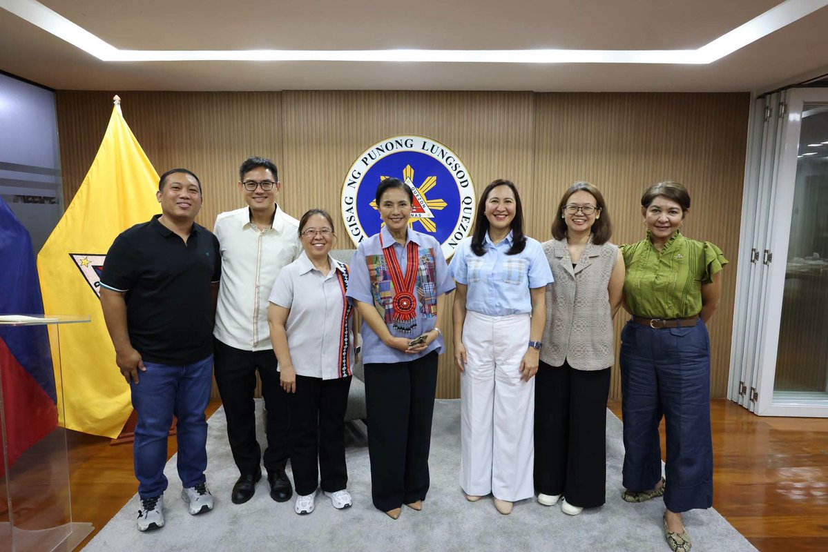 QCMayorJoy's tweet photo. Welcome to QC, Naga City Mayor Leni Robredo! ✨️

Mainit na tinanggap ni Mayor Joy Belmonte sa kanyang tanggapan si Mayor Leni para sa isang courtesy visit sa kanya. Naging matagumpay naman ang kanilang pagpupulong at nagkasundo na tayo'y magpapadala ng mga IT experts sa Naga City upang tumulong sa kanilang digitalization efforts. 

Gayundin, ibinahagi natin ang ating best practices sa larangan ng pabahay, human resourse development, at pamamahala na maaaring makatulong sa Naga City. 

Maraming salamat muli sa pagbisita, Mayor Leni! Sama-sama nating isulong ang de-kalidad na serbisyo upang masigurong walang mamamayan ang maiiwan at lahat kasama sa pag-unlad. 

#JoyParaSaBayan #KasamaKaSaPagunlad #SerbisyoSaBayan #UnaKaSaSerbisyo