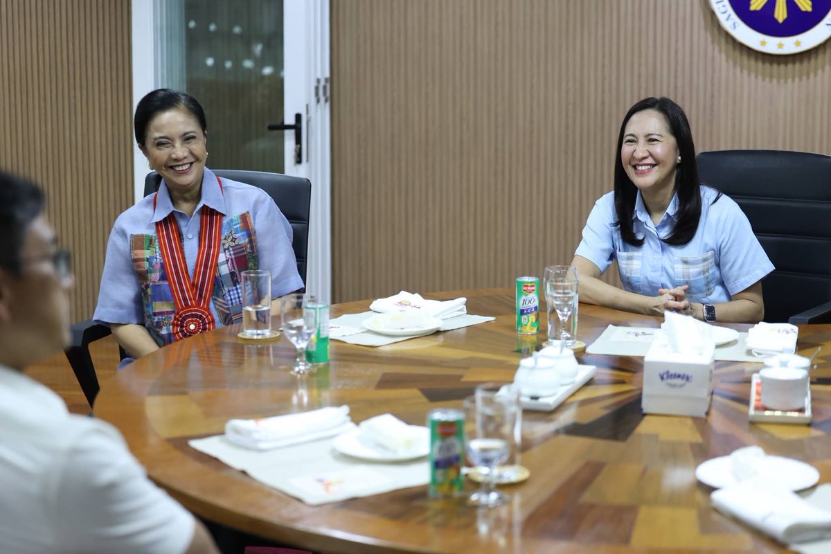 QCMayorJoy's tweet photo. Welcome to QC, Naga City Mayor Leni Robredo! ✨️

Mainit na tinanggap ni Mayor Joy Belmonte sa kanyang tanggapan si Mayor Leni para sa isang courtesy visit sa kanya. Naging matagumpay naman ang kanilang pagpupulong at nagkasundo na tayo'y magpapadala ng mga IT experts sa Naga City upang tumulong sa kanilang digitalization efforts. 

Gayundin, ibinahagi natin ang ating best practices sa larangan ng pabahay, human resourse development, at pamamahala na maaaring makatulong sa Naga City. 

Maraming salamat muli sa pagbisita, Mayor Leni! Sama-sama nating isulong ang de-kalidad na serbisyo upang masigurong walang mamamayan ang maiiwan at lahat kasama sa pag-unlad. 

#JoyParaSaBayan #KasamaKaSaPagunlad #SerbisyoSaBayan #UnaKaSaSerbisyo