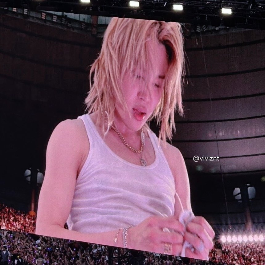 jjmmnnie's tweet photo. THIS SHOT OF JIMIN 🫠 https://t.co/N8anlkwicF
