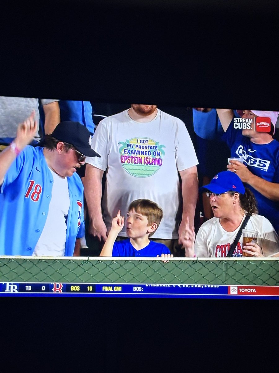 ThisIsBramble's tweet photo. Top tier camera work by the #Cubs https://t.co/Tzym9Jdwrf
