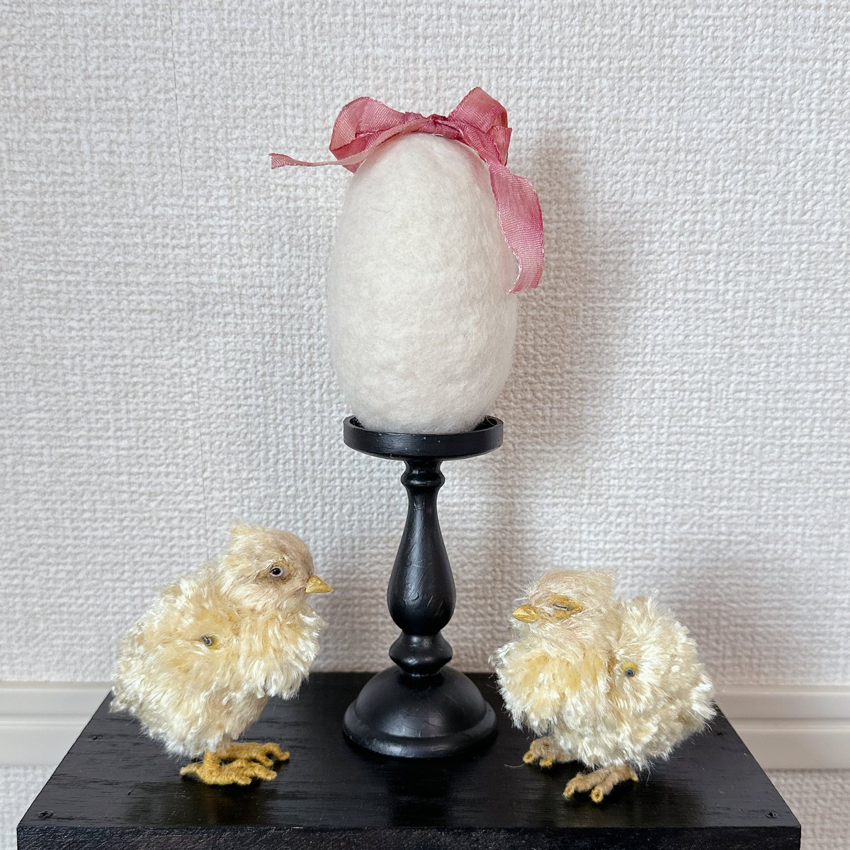 timovicke's tweet photo. 〜販売作品のご案内〜

グループ展共通たまご作品
『ピヨピヨ』

たまご25㎝（台込み）ひよこ8㎝

たまごとピヨピヨのひよこ🐣達
卵はウォッシュフェルト、ひよこ達は植毛仕上げです

3点セット販売です

🐑ひつじたちのなつやすみ 
7/22（水）〜26（日）12:00〜19:30
場所：Gallry たまごの工房 https://t.co/zEGYSuSvI7