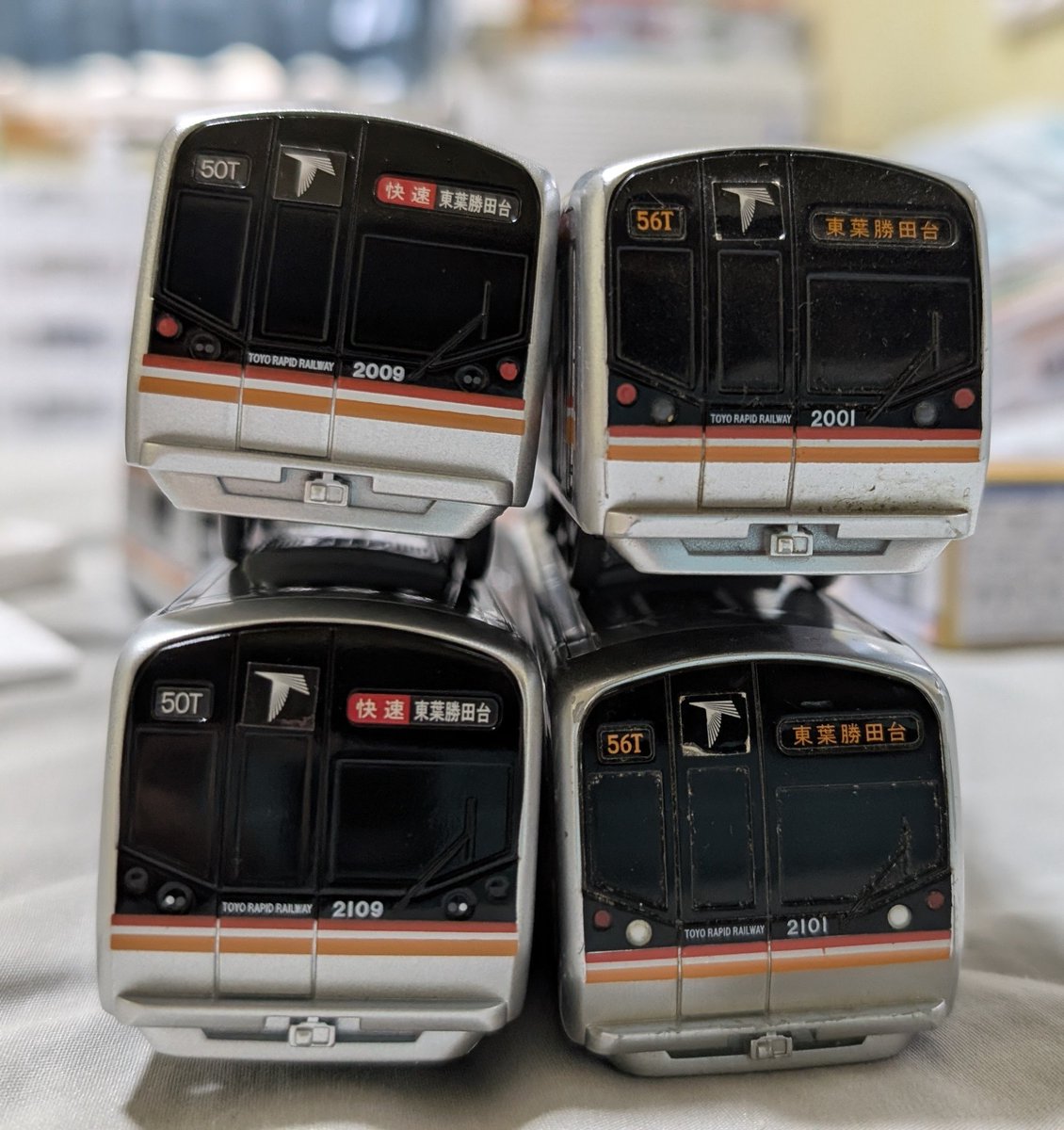 iwaliner_train's tweet photo. 東葉高速のプラレールの新旧比較。
・側面窓サッシあり→なし
・3色LED→フルカラー
・車番2001→2009
・2スピ新メカ→1スピ新メカ
・ライト表現変更
・金型変更なし(動力スイッチ部のHI表記の削除を除く)
・塗装色彩変更なし
・中間&amp;後尾の台車が車輪一体型へ https://t.co/PFF3y4JKXe