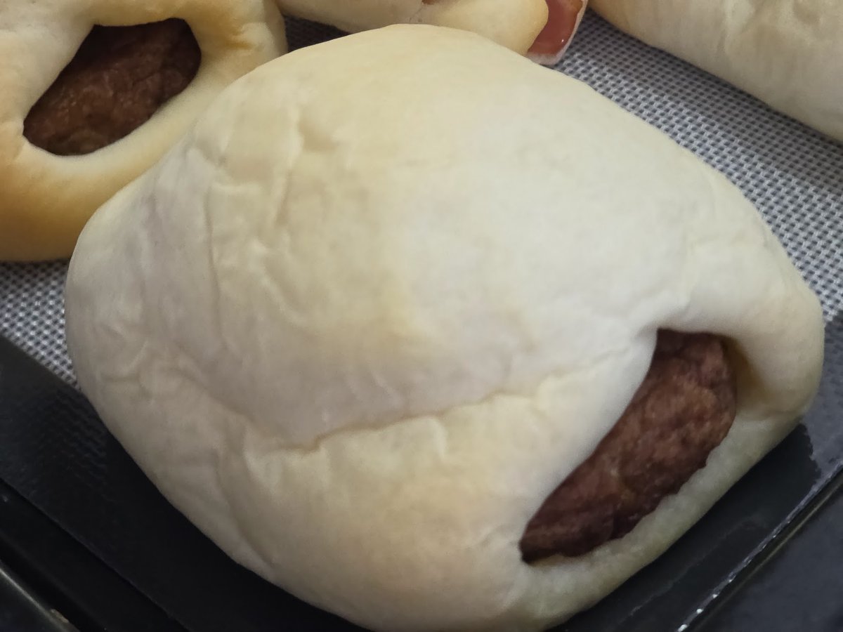 kamoshike's tweet photo. おはようございます。今日は朝の涼しいうちに連休つまみ食い用のハムチーズクソ猫ハンバーグ惣菜パンを生成したのです🐈 https://t.co/zhohT5FdOV