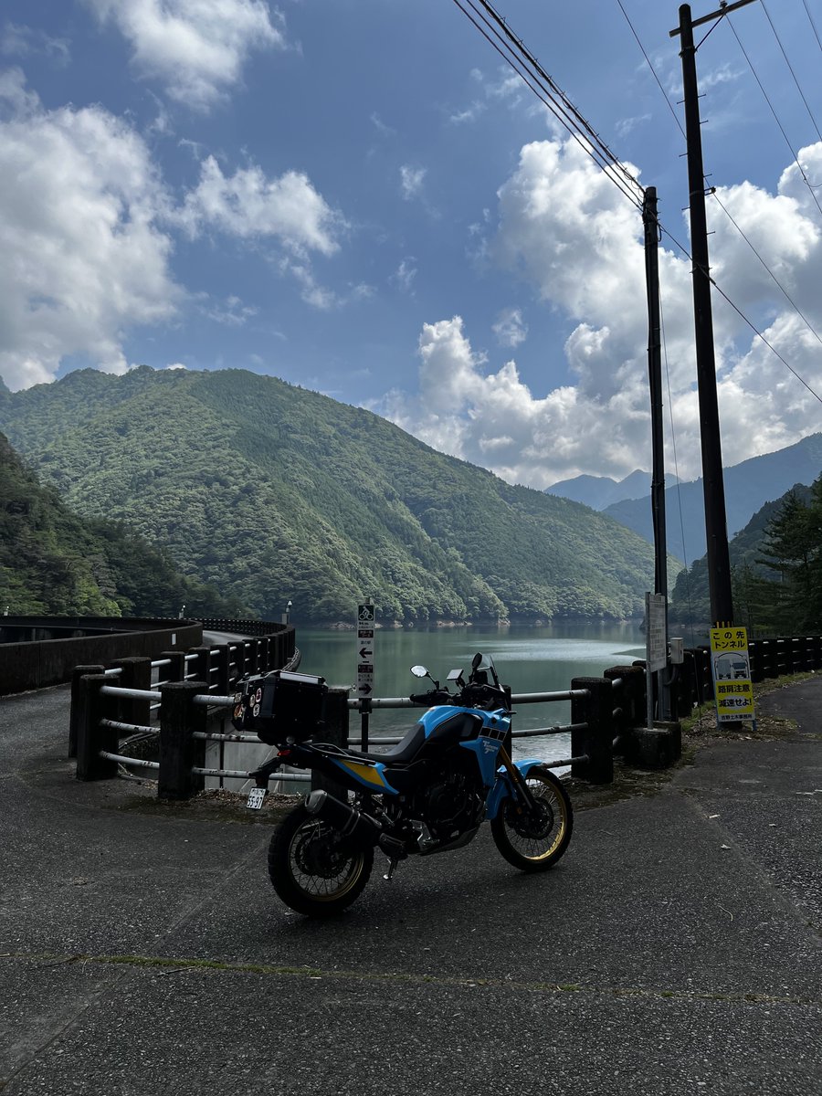 toku_adventure's tweet photo. この道奈良から尾鷲までの快走路なんやけど車もバイクも一台もいないんやけど😆
落石とか穴ボコだらけ
#R425 https://t.co/eaui8F0325