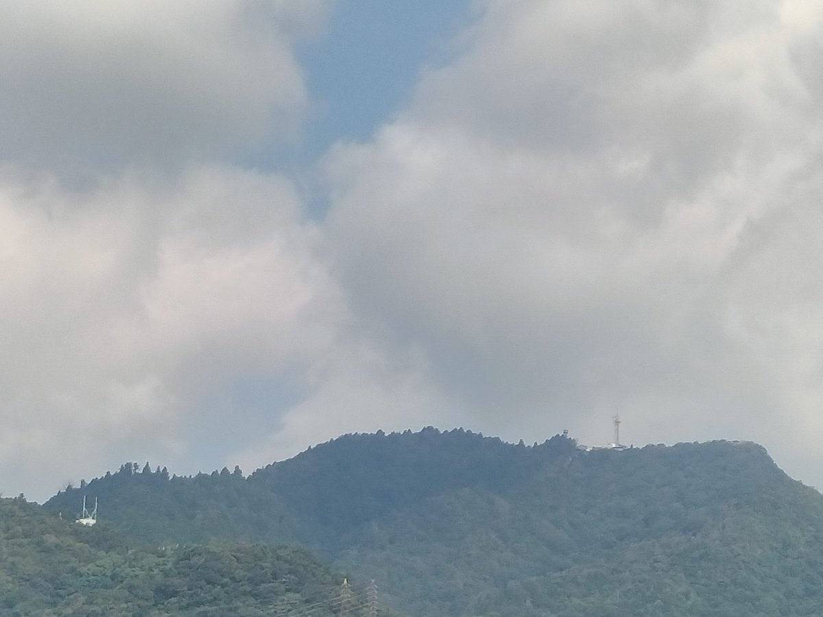 hiyamada0331's tweet photo. 18回目の #摩耶山🏕晴て暑っいです。 #祇󠄀園祭前祭 巡行良かったですね～。豪華絢爛の装飾品、素晴らしかったです。私は #霰天神山 推しです。山頂はリュックサック🎒マーケットやってます。熱中症にご注意。
#掬星台 #摩耶花壇 #錦鯉 #旧摩耶観光ホテル https://t.co/XrdX6ABr2q