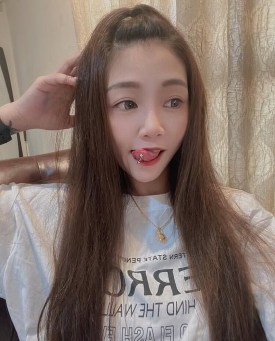 sandra430644953's tweet photo. 有舌環的我   
你還會喜歡嘛    會想要我給你口嘛 https://t.co/DjUOiTjVkm