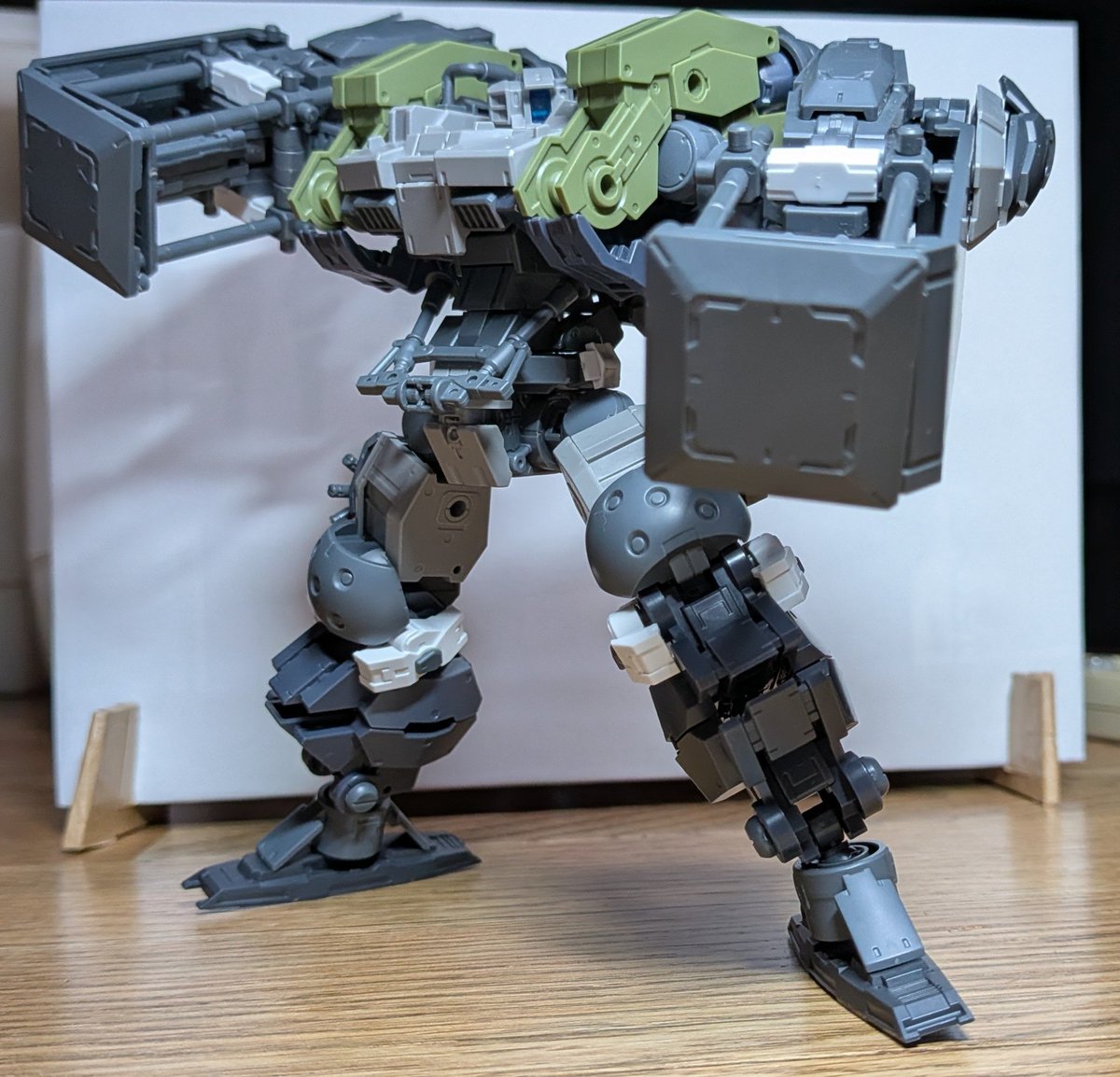 concon9758's tweet photo. 『パンチャー·ロット』

戦闘初期の隕石が落下したエリアにて、エネルギー兵器が動作しない可能性を考慮し運用された機体。

#30MMCM2026
#30MMEF https://t.co/gorqreBgJh