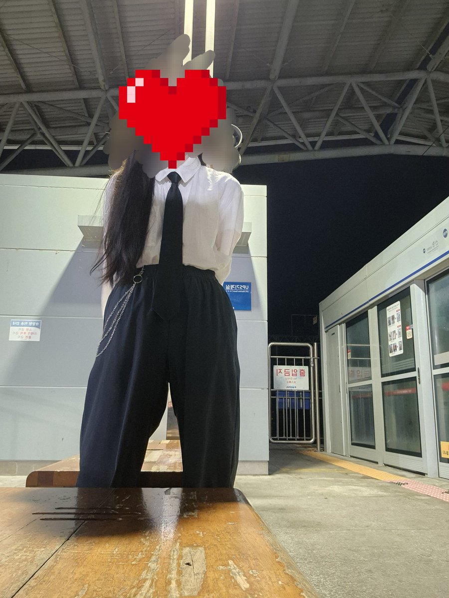 SIRIUS_ACRUX_'s tweet photo. 제 착장이고 지금 검은색 메신저백 메고 있습니다... https://t.co/gU9DPrlpXq