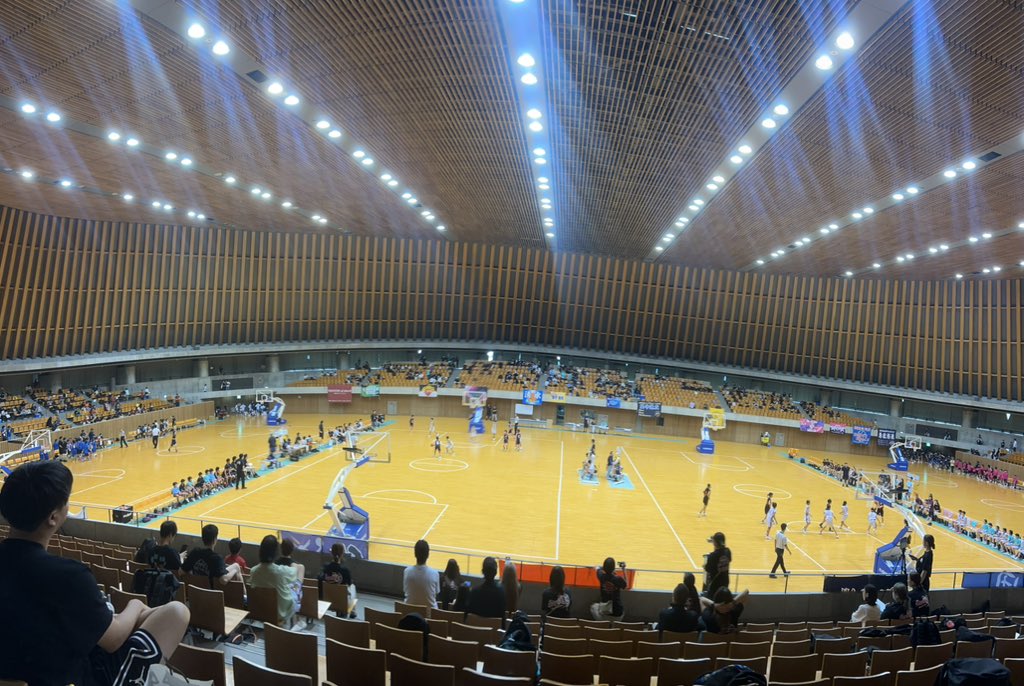 smdsmd67's tweet photo. 息子のミニバスの大会の応援に🏀
やっぱり知らない世界だわ🤔
めっちゃ点差も開く試合も僅差の試合もあるし観ていてすごく新鮮✨️
6年間これと付き合っていくのか🔥
親も頑張らねば💦
 #ミニバス https://t.co/oQVPxPTl90