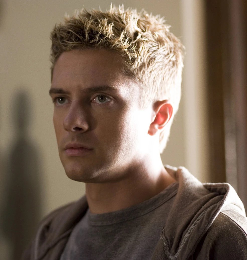 BasedPota18's tweet photo. Yknow I was thinking about the different Eddie Brock origin adaptations and the source material,

Comic Eddie ultimately was just a guy who made an honest mistake, no real malice there, but he lost everything and he needed someone to blame

1994 Eddie is much pettier and more corrupt, deliberately doing shitty things and it blowing up in his face, but refusing to accept his responsibility for it

The same more or less is true for Raimi Eddie

Spectacular I think was interesting in that Eddie isn’t a shitty person at the start, and he’s given legitimate reasons to dislike Peter and Spider-man, and by the time he’s actually learning the truth of why Peter did what he did it’s from the Symbiote who was more than likely messing with his head, which isn’t to absolve him of what he did but it kinda reaches a middle ground between the comics and 1994/Raimi