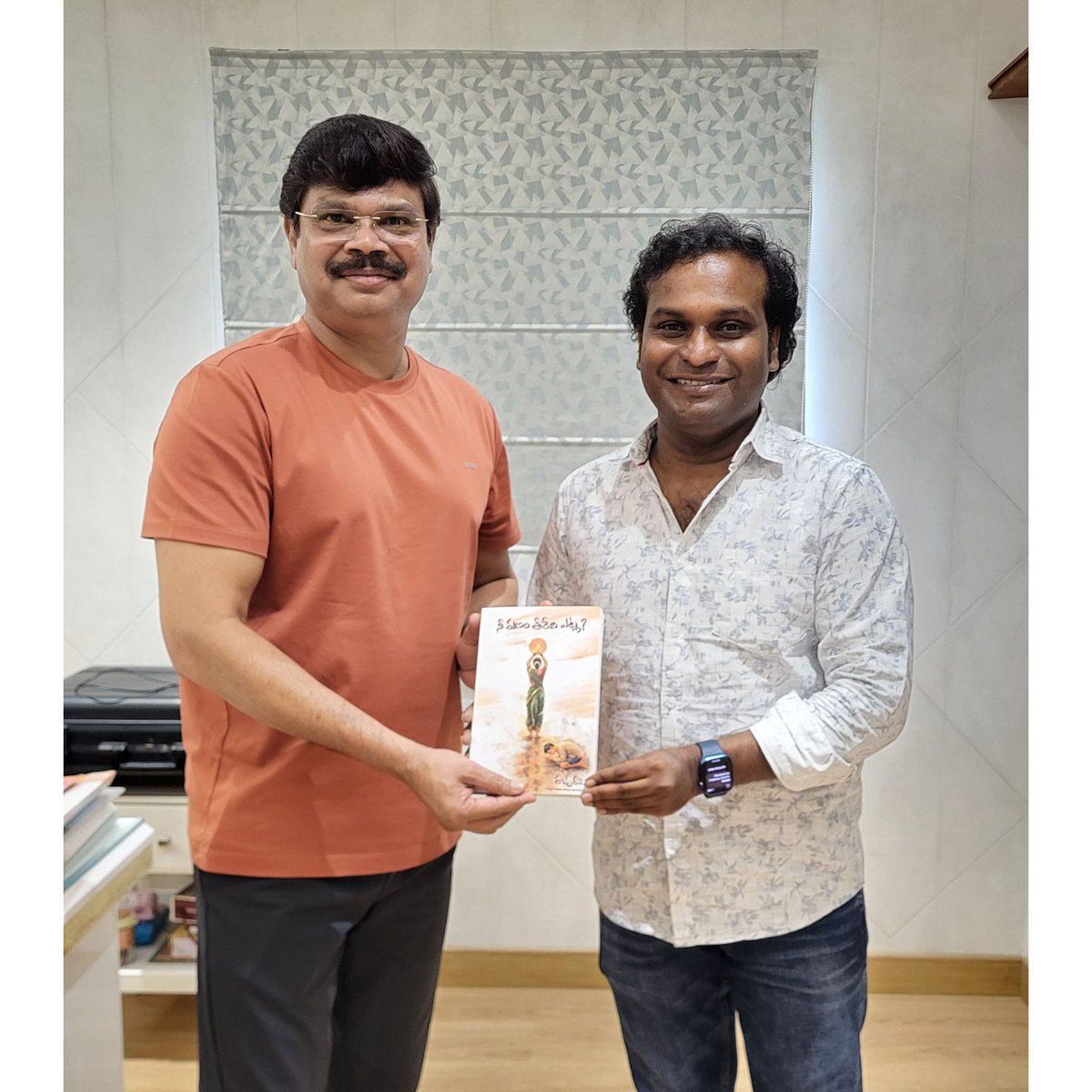 Racharavi369's tweet photo. నా శ్రేయోభిలాషి దర్శకుడు బోయపాటి అన్నయ్య గారి చేతుల్లో “నీ రుణం తీరేది ఎట్ల?”
అమ్మను కన్నా అమ్మ మన అందరి అమ్మమ్మ చరిత్ర.
#boyapatisrinu #books #nbk #bookstagram #trending https://t.co/LDTJax5znM