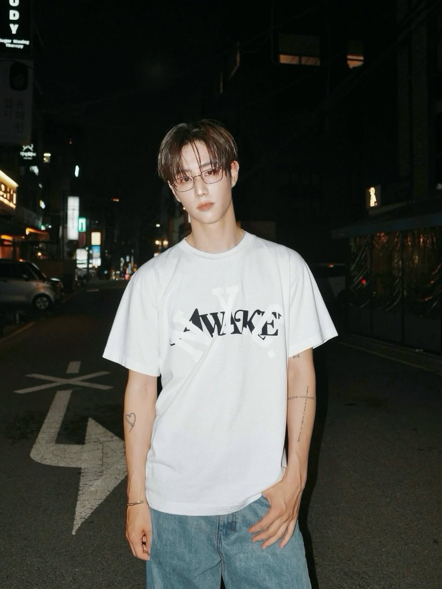 gifzyMT93's tweet photo. มาร์คต้วนเกินไปว่ะสิ่งนี้ แว่นมานี่มา 😭😭😭 https://t.co/wETNX3tTbq
