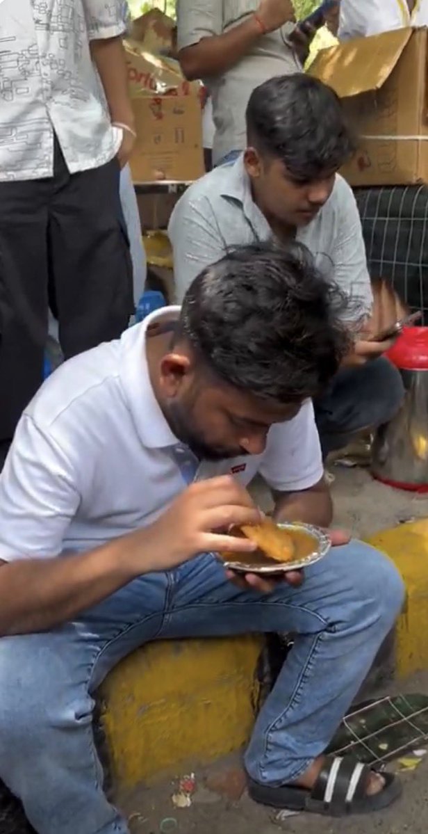 xBhairav's tweet photo. @abhijeet_dipke No more samosa, kachori, snacks for @abhijeet_dipke today onwards. Dude will be crying his ass out now. https://t.co/PjoL8zXvdh