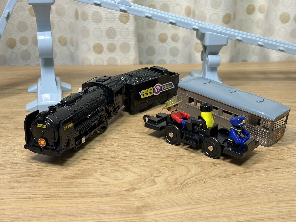 Nabeta1959's tweet photo. 本日発売の「プラレール 銀河鉄道999 999号」を早速買ってきました。
2005年に初めて製品化されましたが、999の大きな特徴の一つであるカタパルトレールは今回が初です。やっぱり999と言えばこれですよね。更に前回はいなかった車掌さんのプラキッズも入り、素晴らしいです。 https://t.co/7CvXc91hyO