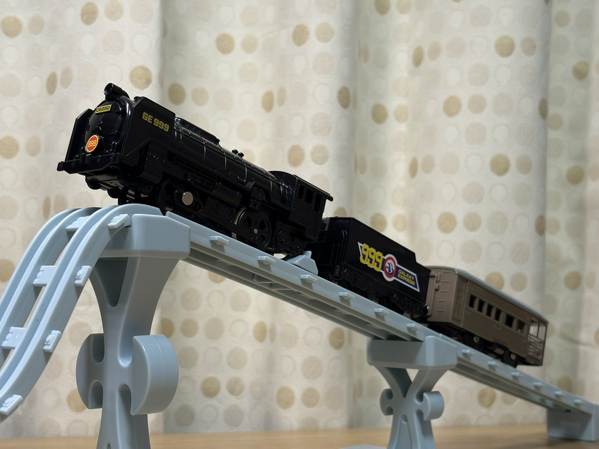 Nabeta1959's tweet photo. 本日発売の「プラレール 銀河鉄道999 999号」を早速買ってきました。
2005年に初めて製品化されましたが、999の大きな特徴の一つであるカタパルトレールは今回が初です。やっぱり999と言えばこれですよね。更に前回はいなかった車掌さんのプラキッズも入り、素晴らしいです。 https://t.co/7CvXc91hyO