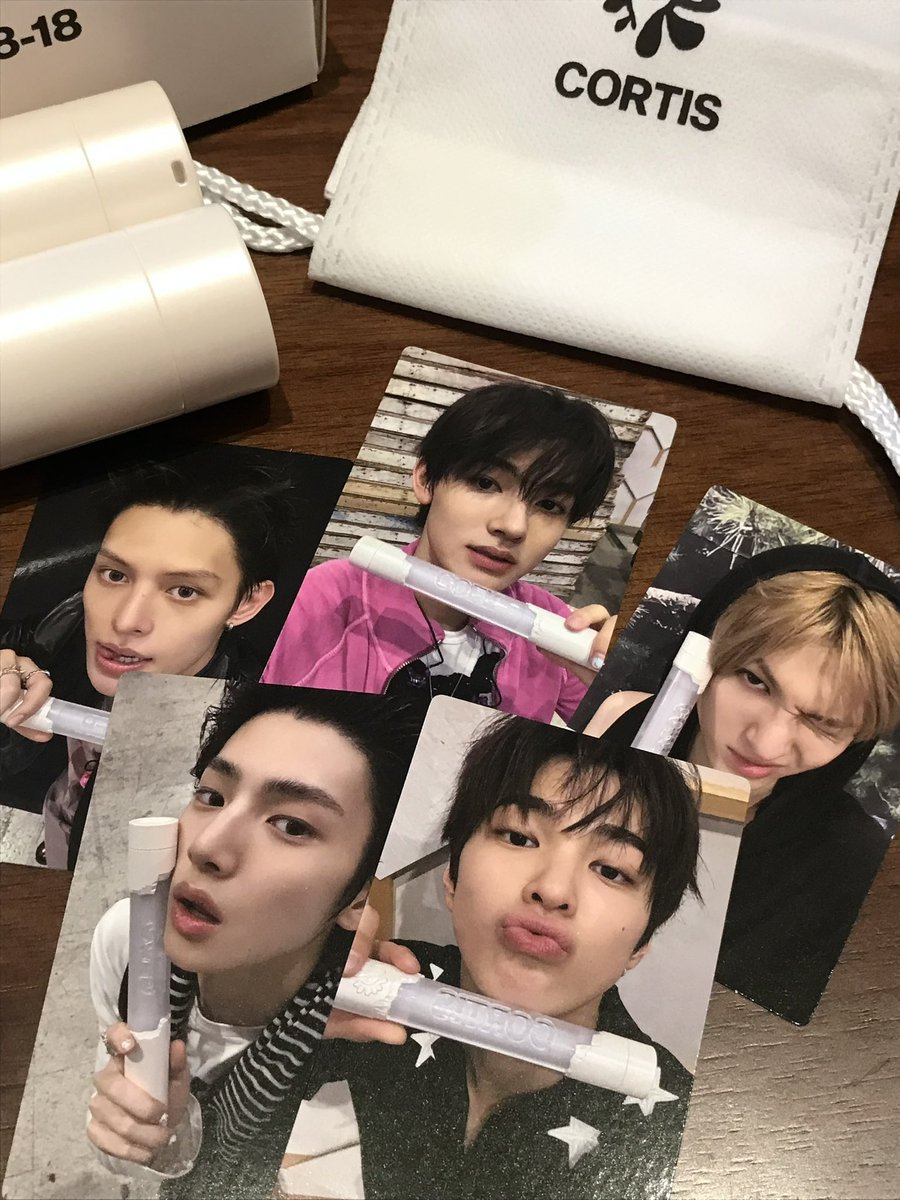 c_o_r_t_i_s's tweet photo. 코르티스 응원봉 포카가 진짜 이쁨 ·· ♡゛ https://t.co/UMnoqF0i9l
