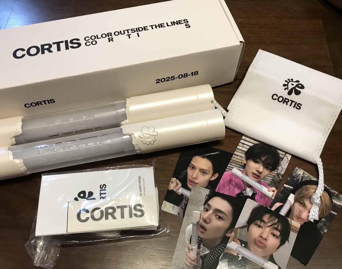 c_o_r_t_i_s's tweet photo. 코르티스 응원봉 포카가 진짜 이쁨 ·· ♡゛ https://t.co/UMnoqF0i9l