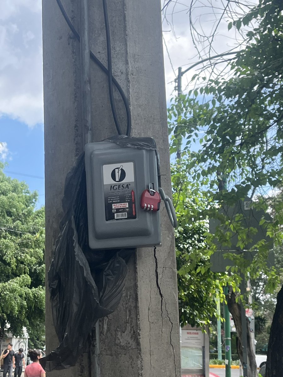 alegalayt's tweet photo. Buenas noches @LuisMendozaBJ @BJAlcaldia @AccionesBJ @En_Narvarte @_Narvarte de nueva cuenta pidiendo su apoyo en re ubicar puesto ambulante ya reportado en Av. Universidad afuera de la unidad SCOP, invaden banqueta, toman luz de alumbrado público sin seguridad. https://t.co/tPEbFEMHyt