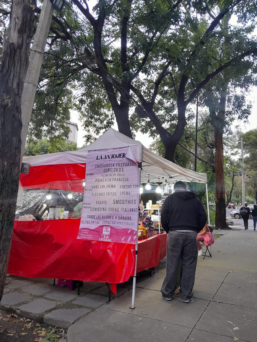 alegalayt's tweet photo. Buenas noches @LuisMendozaBJ @BJAlcaldia @AccionesBJ @En_Narvarte @_Narvarte de nueva cuenta pidiendo su apoyo en re ubicar puesto ambulante ya reportado en Av. Universidad afuera de la unidad SCOP, invaden banqueta, toman luz de alumbrado público sin seguridad. https://t.co/tPEbFEMHyt
