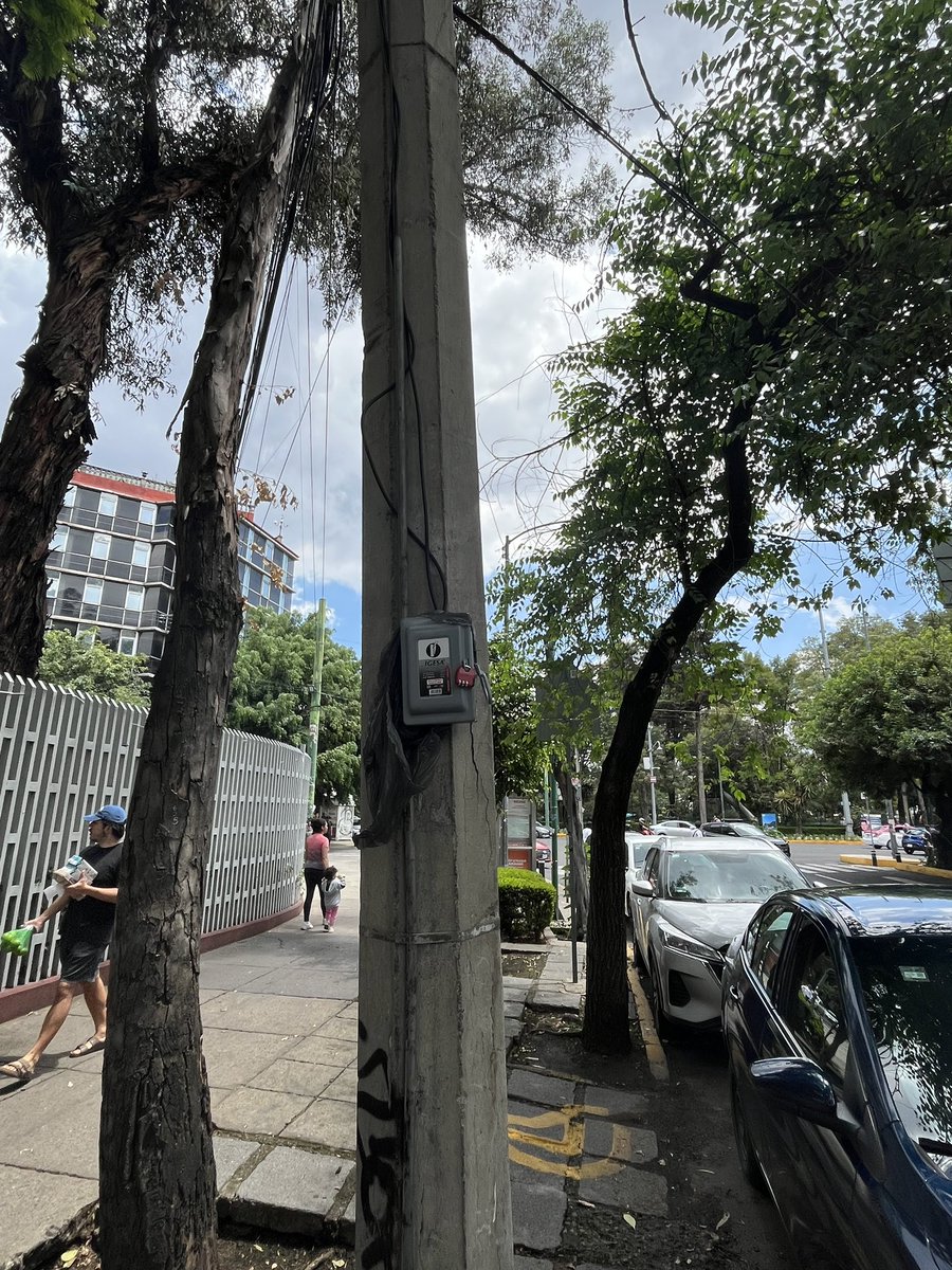 alegalayt's tweet photo. Buenas noches @LuisMendozaBJ @BJAlcaldia @AccionesBJ @En_Narvarte @_Narvarte de nueva cuenta pidiendo su apoyo en re ubicar puesto ambulante ya reportado en Av. Universidad afuera de la unidad SCOP, invaden banqueta, toman luz de alumbrado público sin seguridad. https://t.co/tPEbFEMHyt