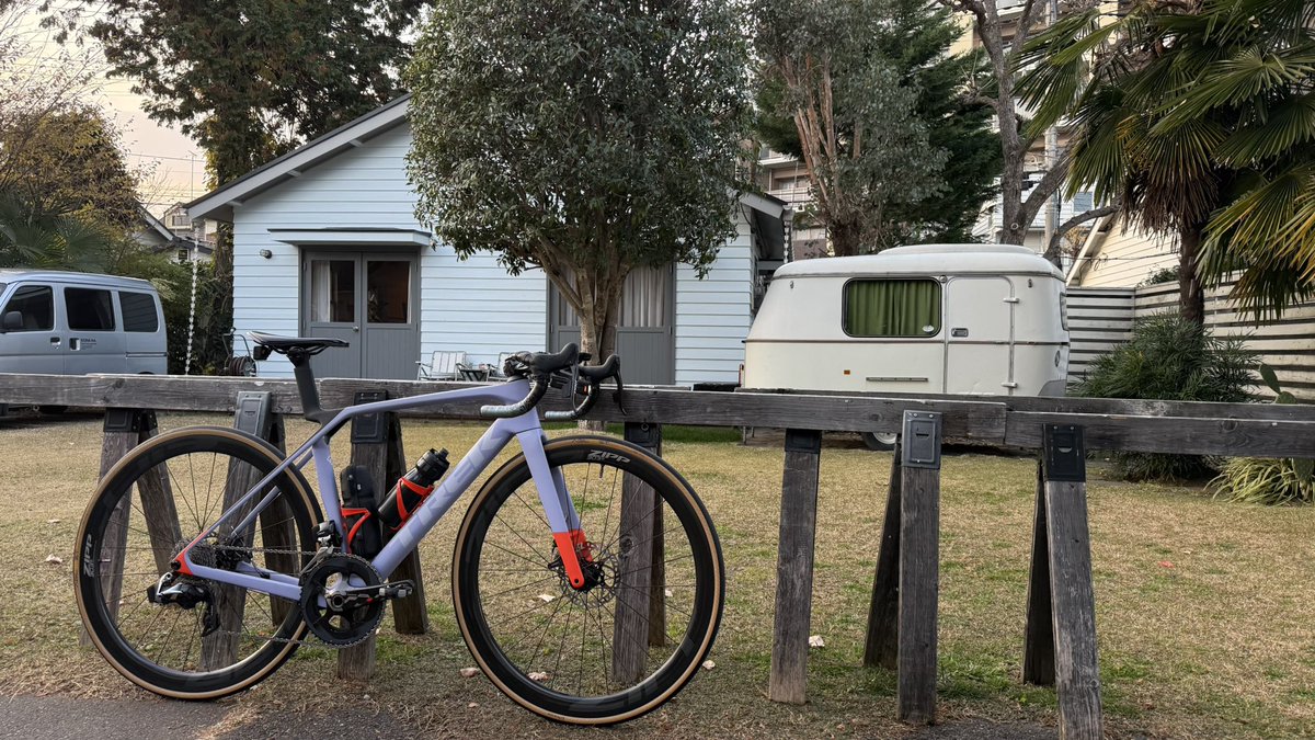 JP_Lox's tweet photo. 2代目メインバイク、ラベンダー号ことTREK MADONE SL Gen.8をみずは様(@megacycle13)に美少女化していただきました！🚲🎨
今回も実車の意匠を巧みに落とし込んだ素敵なキャラクターデザインに感動……！ https://t.co/ufknT0p47y