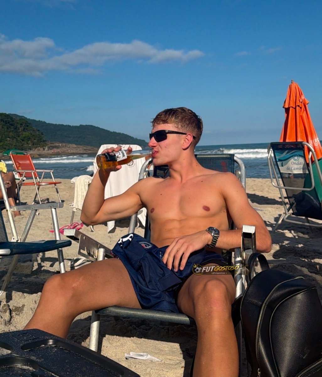 futgostoso's tweet photo. como pode esse novinho aqui ser tão gostoso né.... todo branquinho rosinha 🫦 morro com o suposto vazado dele https://t.co/iolSnL5MKY