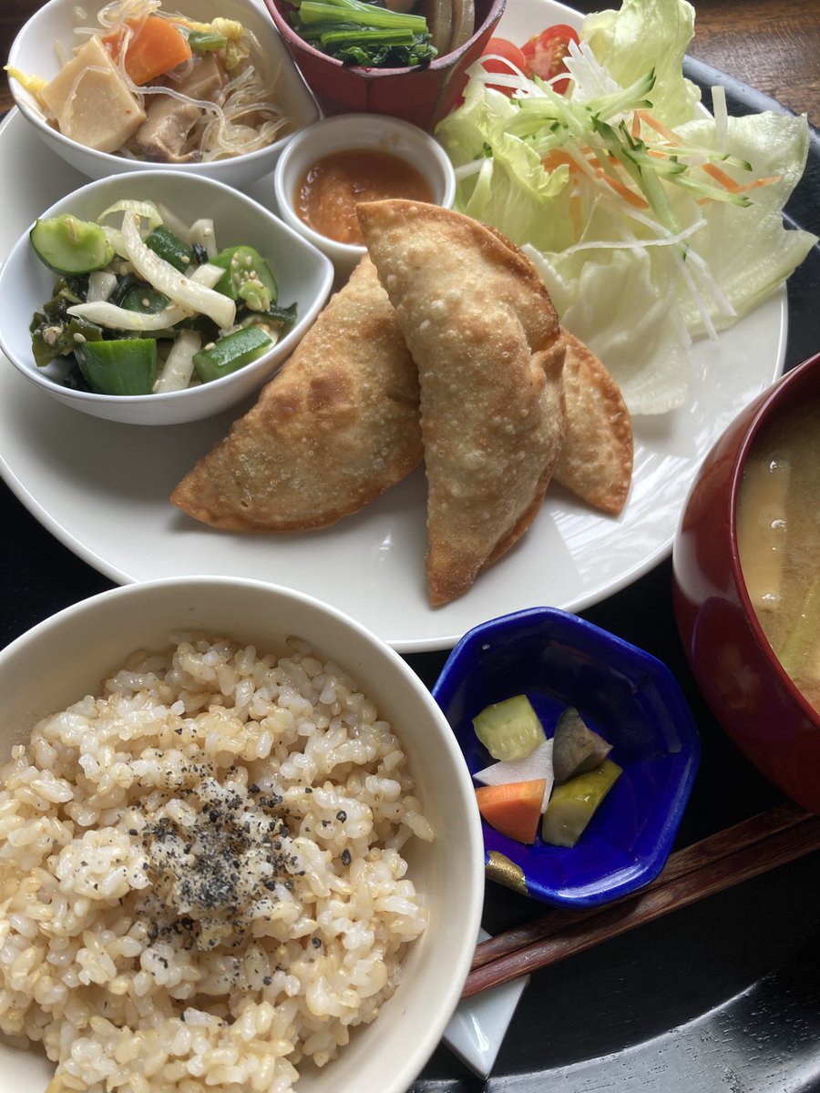 nishikokukome's tweet photo. ７月１８日（土）のメニュー
※ 本日のおすすめは「サモサ風カレー揚げ餃子定食」じゃがいもベースのカレー味の揚げ餃子！暑い日にピッタリなスパイシーな餃子です🥟 https://t.co/X6O1hKRJs0