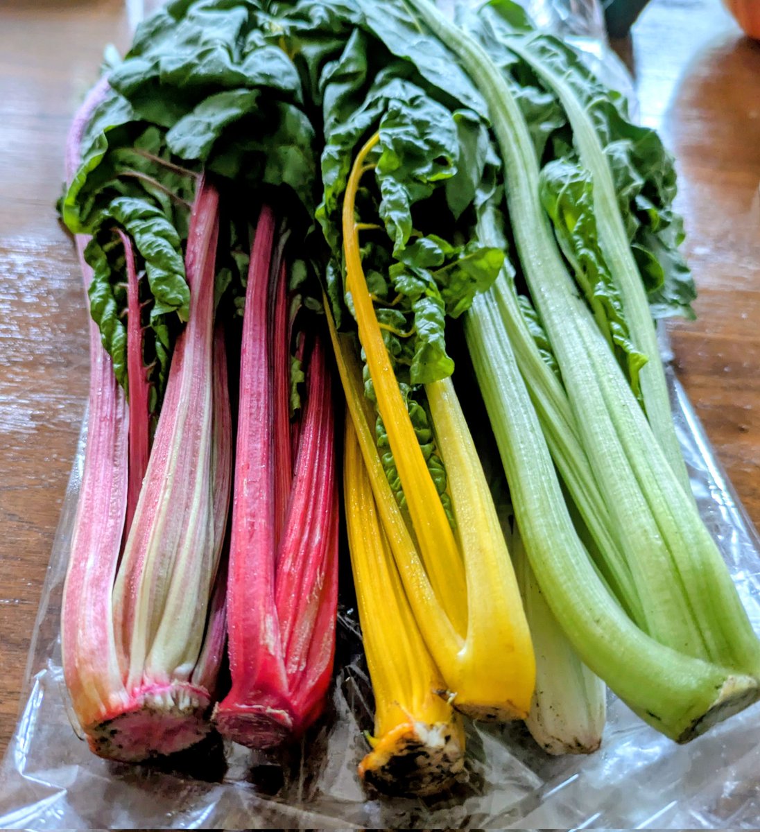 fmeii's tweet photo. 週末知らない野菜食べるお楽しみ
スイスチャードですって https://t.co/3pejMEElC9