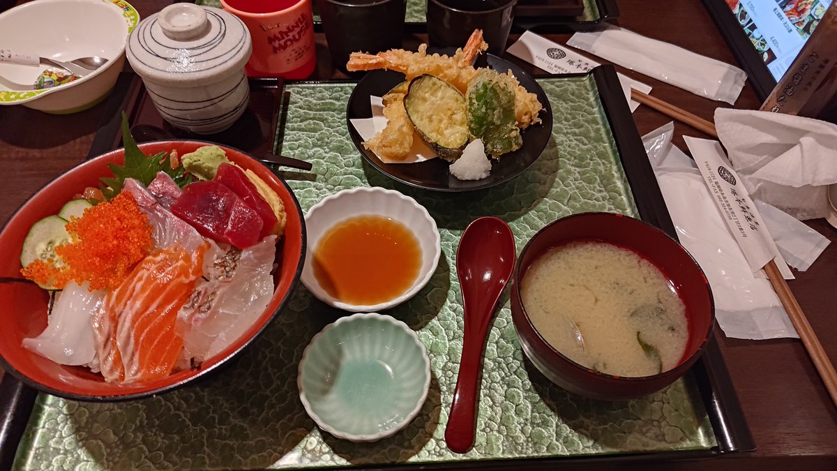 oasis093's tweet photo. 海鮮丼美味し https://t.co/830tEuZd7f
