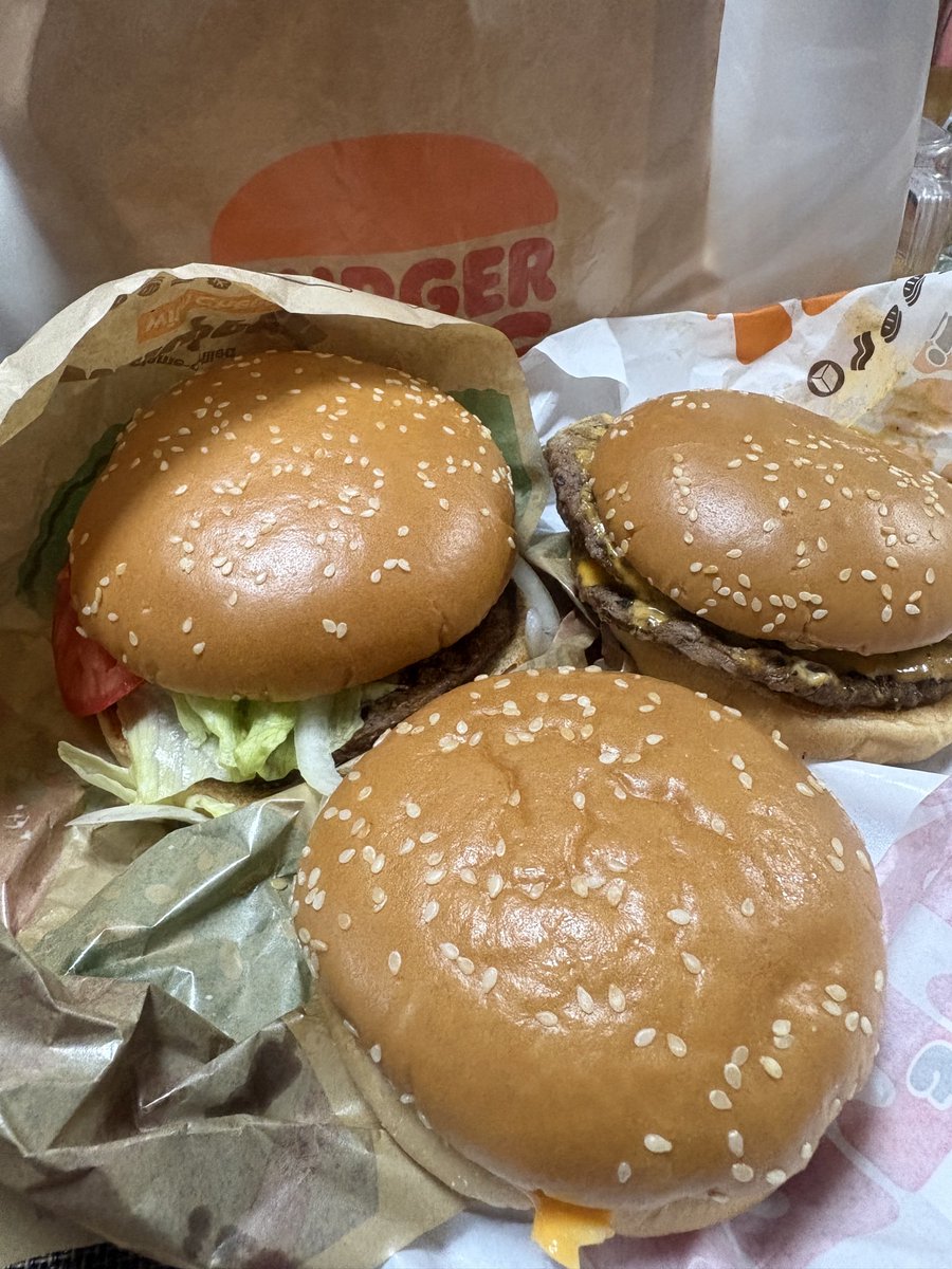 hasiwatari0000's tweet photo. 暑さで気が滅入ってしまってたので、おにく🍔たくさんかってきました💪🍖🥩
うまかっ　です。 https://t.co/0C1sK8UDN2