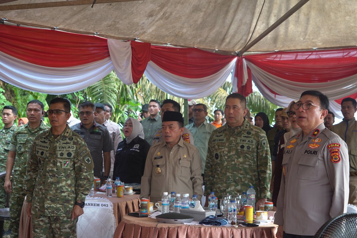 Korem042's tweet photo. Sinergi untuk Negeri! Pangdam XX/Tuanku Imam Bonjol Hadiri Panen Raya Serentak Bersama Presiden https://t.co/xaeidIHiA7