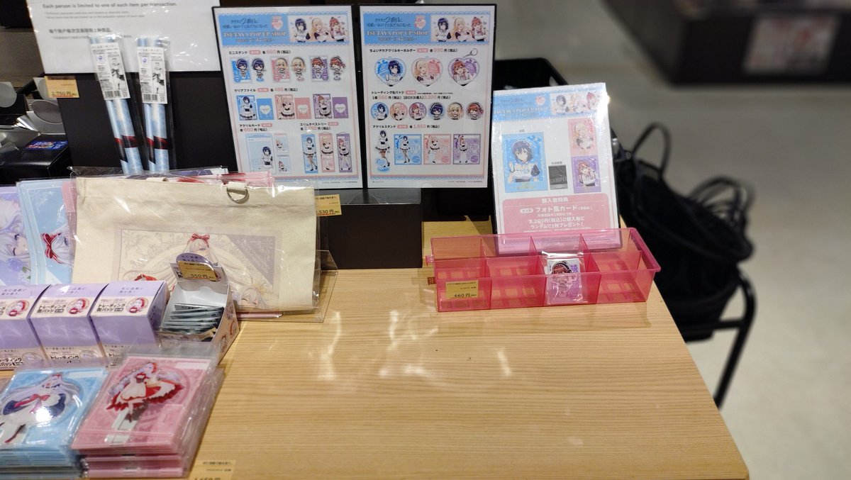 touka_dfc's tweet photo. 名古屋ノリタケイオンのTSUTAYAの ＃クラにか のPOP UP SHOPに来たけど、10時半で新奈のミニアクスタ2個以外売り切れだった！
あとマケインの平成ギャルは古都先輩ピックアップ状態でした。 https://t.co/Ndx70oVK9k