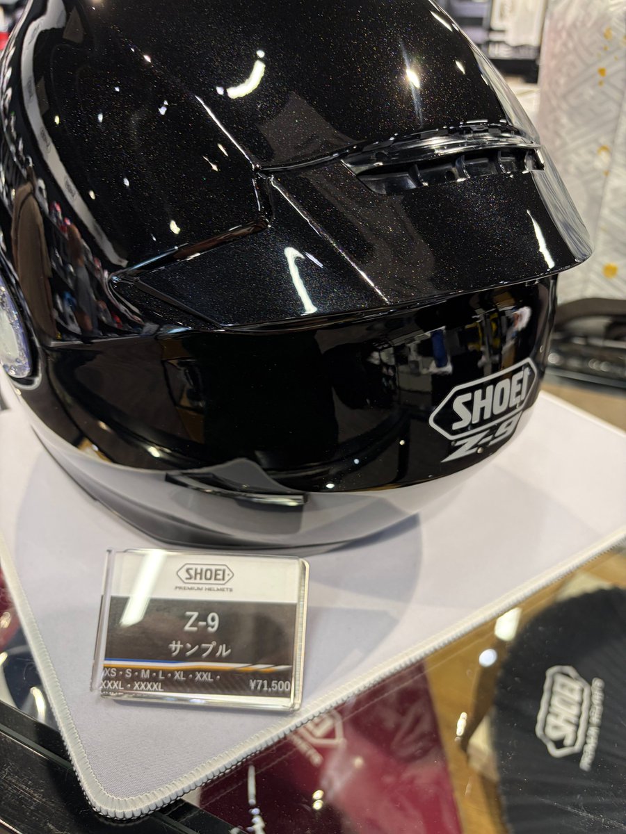 SHOEI_OKAZAKI's tweet photo. 【Z-9 サンプル展示中！！】 
9月発売予定『Z-9』のサンプルが入荷いたしました📷 
※試作サンプル品(量産品は若干仕様が変更になります)
空力性能などがそれぞれアップデートされています！
お手に取ってご覧いただけます！是非お気軽にお越しください！
＃ショウエイ ＃SHOEIGalleryOKAZAKI ＃Z9 https://t.co/3CoooIsMUw