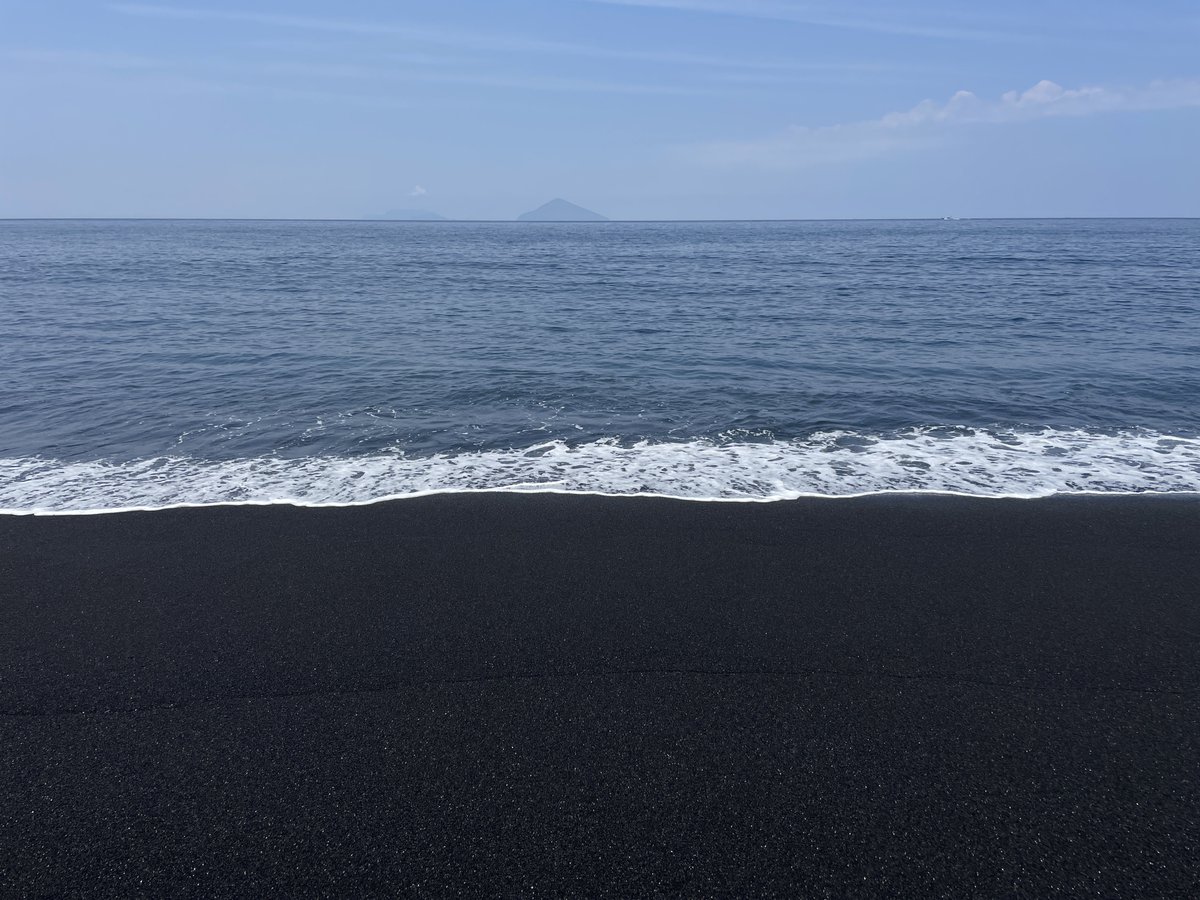 uka_shimako's tweet photo. 去年行った黒い砂浜の海みたいだ
石に景色を閉じ込めたみたいで素敵ですね https://t.co/b9gnheANns