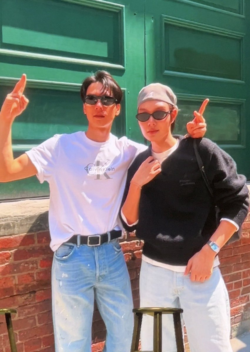 babyrosequartz_'s tweet photo. เก่งบอกว่า ตอน fitting ชุดมานิวยอร์คซื้อหมวกใบนี้ก็คิดว่าน้ำปิงต้องชอบแน่ๆ พอถึงนิวยอร์คปุ้บมาดามชียึดไปใส่ไม่ถอดอีกเลย🤣 พฤติกรรมเหมือนอันนั้นมาก พ่อแม่พี่ก็ทำนะน้อง ยืมเสื้อผ้ากันใส่น่ะ🫪

KNP IN NEW YORK
#kengnampinginUSA 
#KengHarit #Namping https://t.co/2dWdlnOQiV