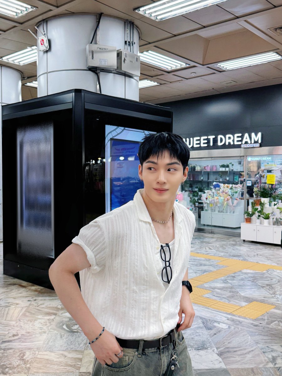 1tsRyun's tweet photo. @OmegaX_members D-110
Until my baby comes back

@OmegaX_members #hangyeom #한겸 #오메가엑스 https://t.co/yFKNz4t8uN