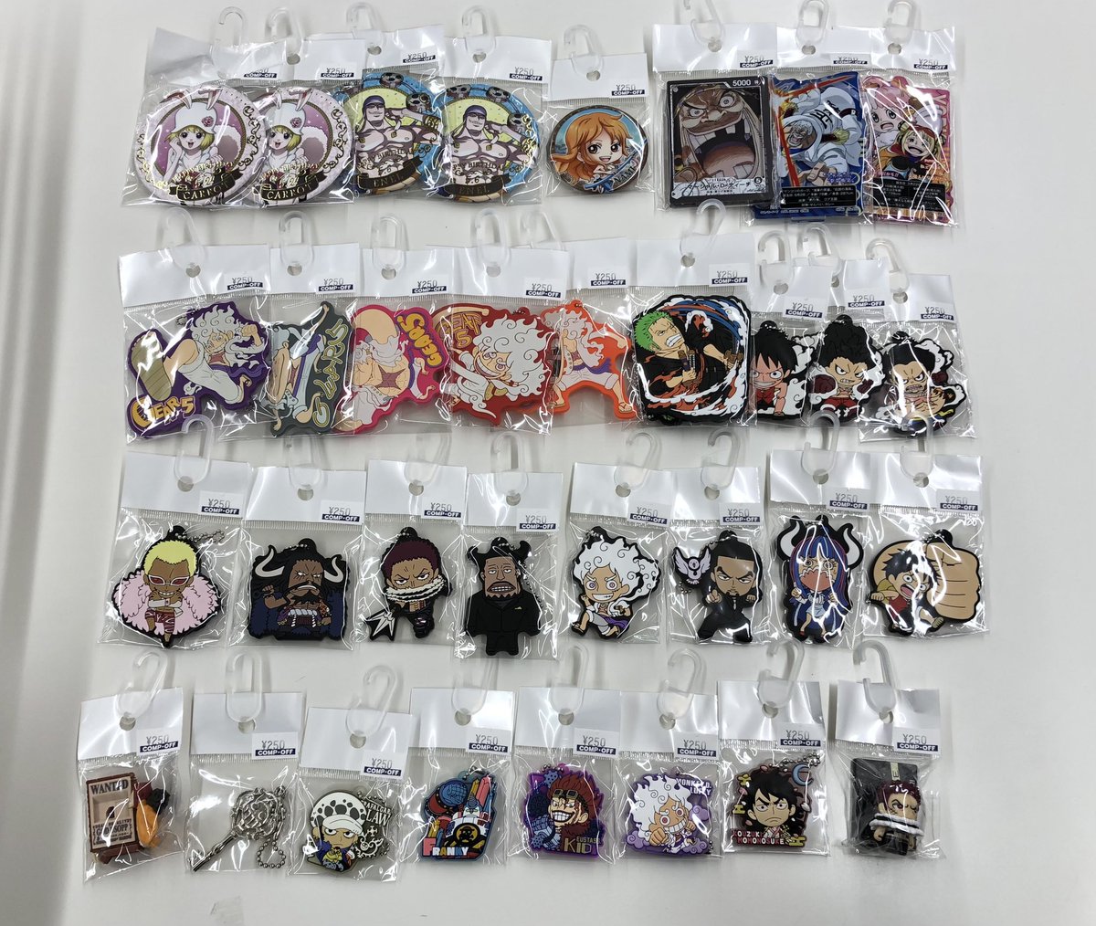 ✨入荷情報✨ ONE PIECE 缶バッジ、ラバーストラップなど各種入荷しま