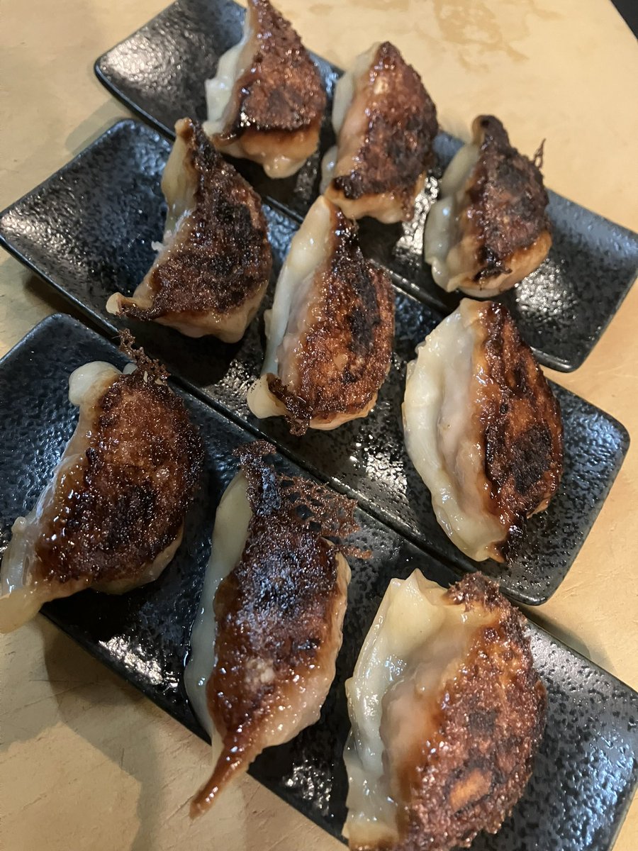 Zaru_Tokyo's tweet photo. 7/18(土)
12時〜
通し or 一回閉めて夜再開
様子見て決めます

🥟東京エックス手挽き肉汁餃子
減ってきました
次回の仕込みは未定です🥟
🍜冷やかけ 好調です🍜 https://t.co/2gGI9r6LyX