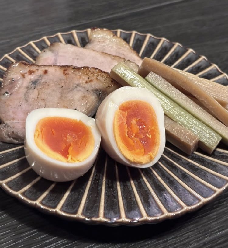 Zaru_Tokyo's tweet photo. 7/18(土)
12時〜
通し or 一回閉めて夜再開
様子見て決めます

🥟東京エックス手挽き肉汁餃子
減ってきました
次回の仕込みは未定です🥟
🍜冷やかけ 好調です🍜 https://t.co/2gGI9r6LyX