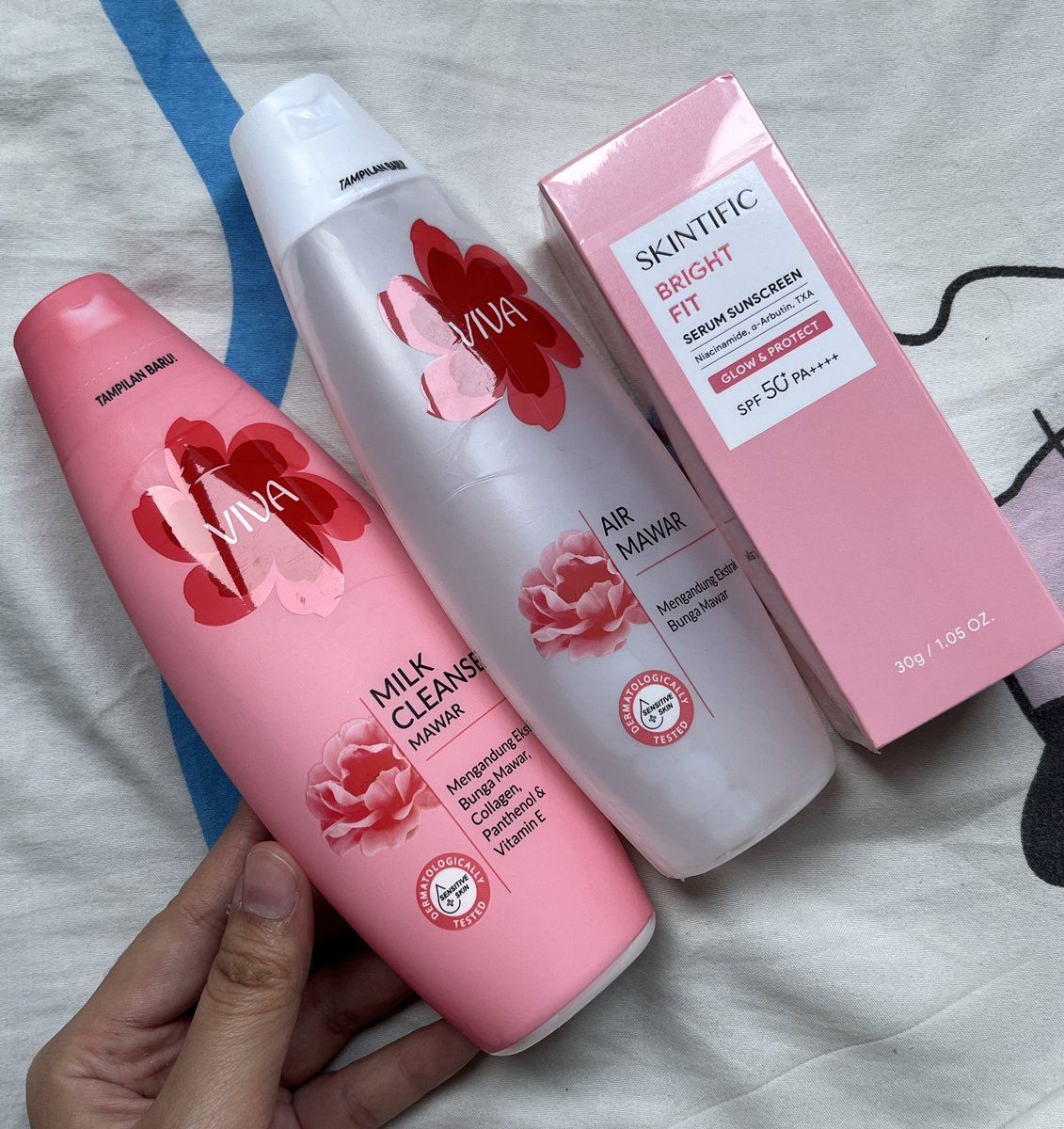 yourmalv's tweet photo. GIVEAWAY YUK 
Viva Milk Cleanser Mawar &amp; Air Mawar
Skintific sunscreen pink

-follow @yourmalv &amp; RT tweet ini
-RT, like, bookmark twt yg aku QRT dan twt di bawah 
-rep apapun diakhiri ⭐️

aktif di konten lain bakal jadi poin PLUS
#giveawayalert #zonabu #zonauang https://t.co/jZiZdkTX1X